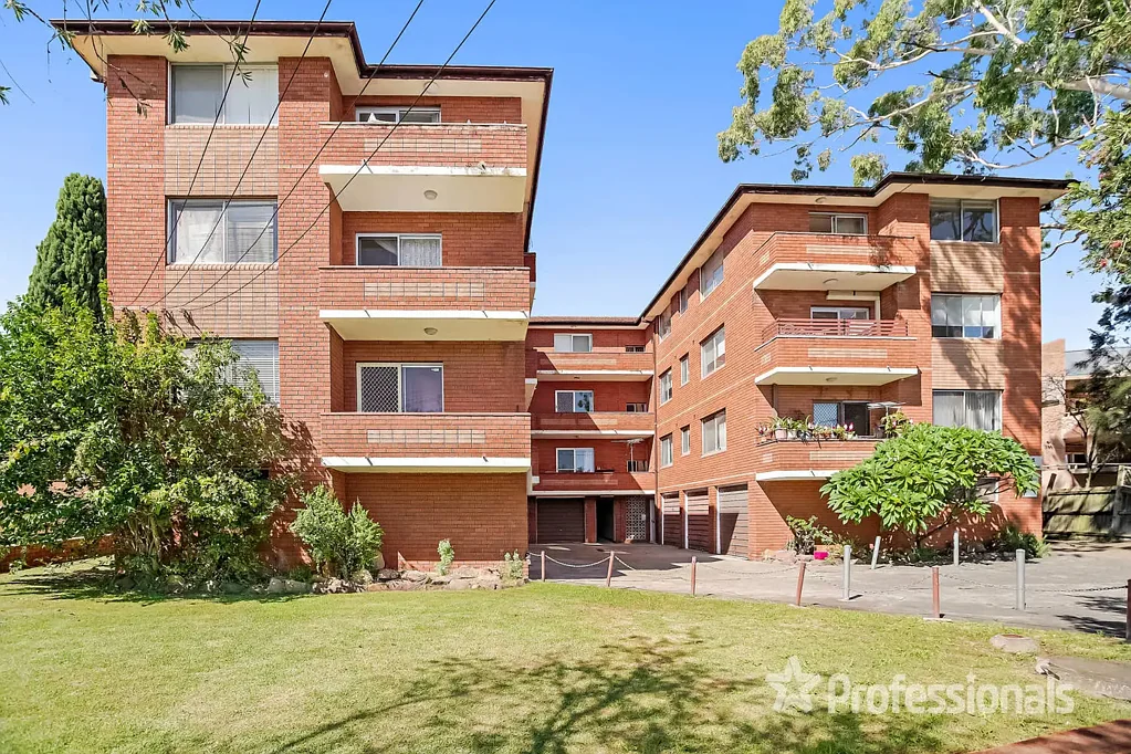 Top Floor newly renovated and waiting for you !!! ( DEPOSIT TAKEN- LEASED )