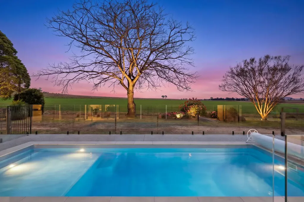 Allora 4 Bedroom Beautifully renovated brick home with boutique horse facilities - just outside Allora!