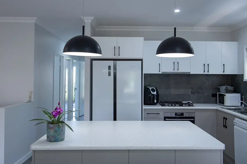 Cannonvale 3部屋 Under Contract - Andrea Clarke Ray White - Upmarket Townhouse For Sale