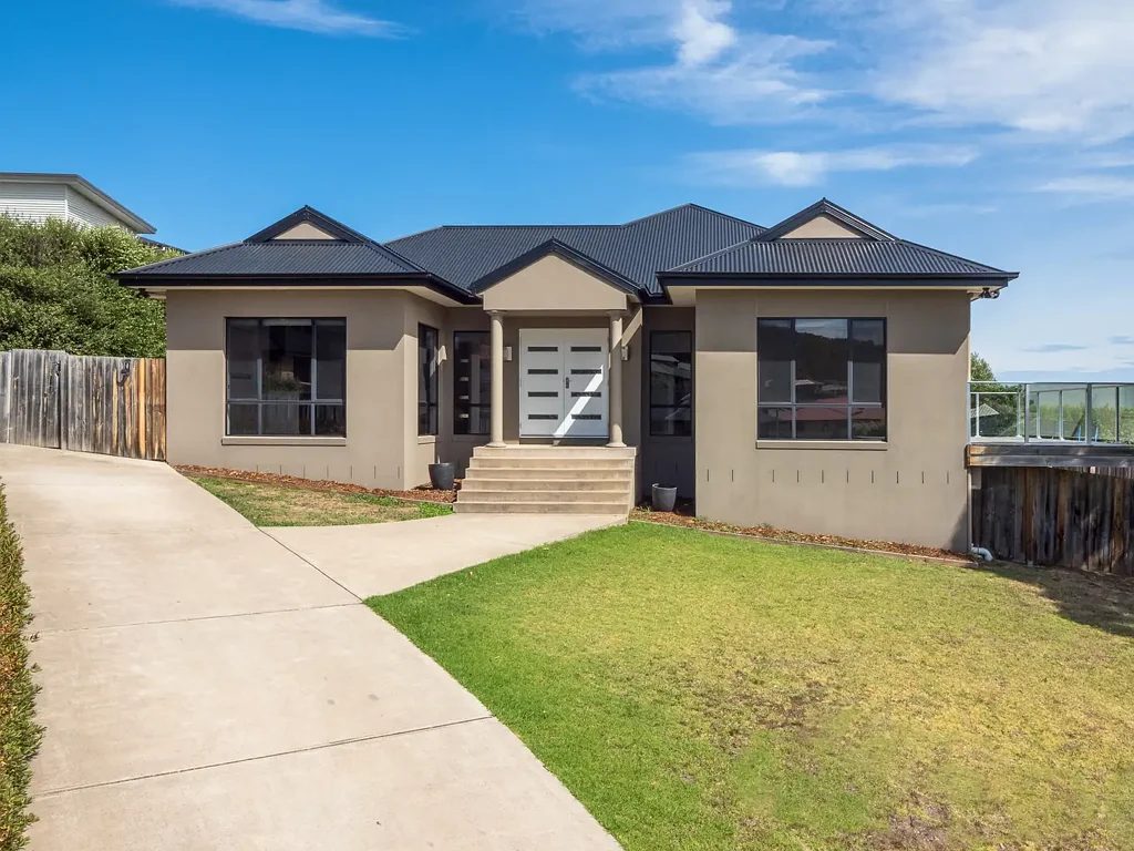 Oakdowns 4 Bedroom Contemporary Living with River & Mountain Views