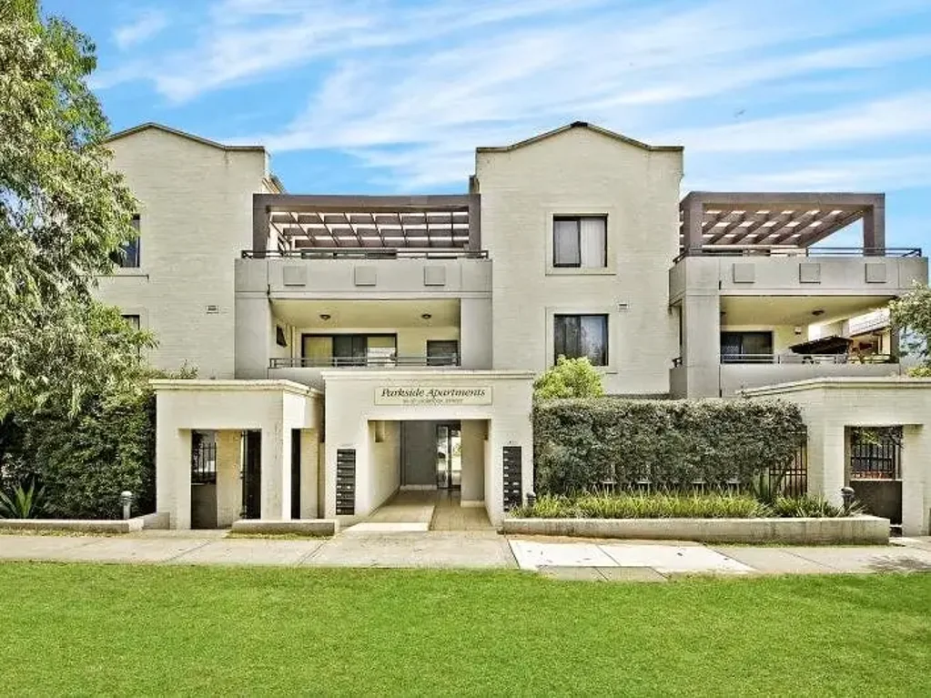 Spacious 2-Bedroom Apartment with easy access to shops and transport
