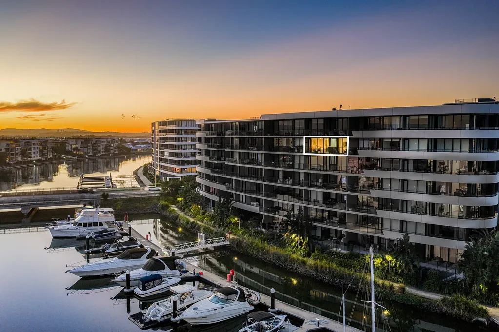 Hope Island 2房  OWNERS PURCHASED ELSEWHERE - IMMACULATE HIGH FLOOR WATERFRONT LIVING
