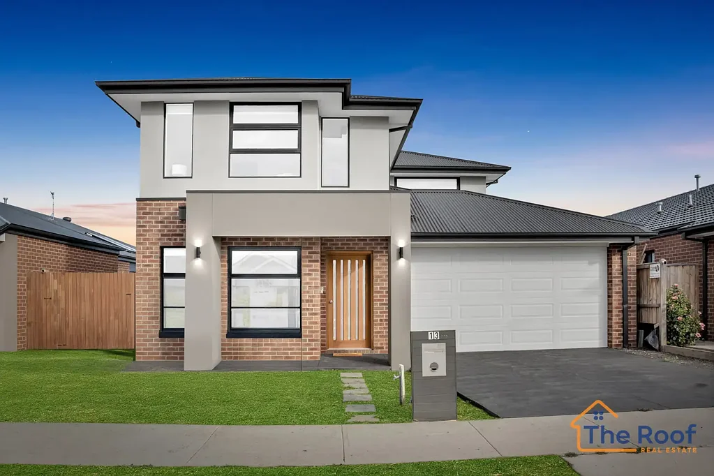 Armstrong Creek 4 Bedroom Dream Home Offer Space and Style  ,Featuring luxurious Upgrades...!