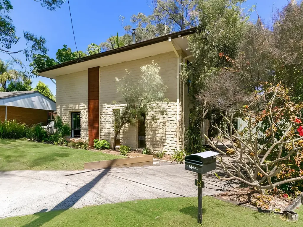 Spacious Six-Bedroom Family Home with Pool in Quiet Cul-de-Sac