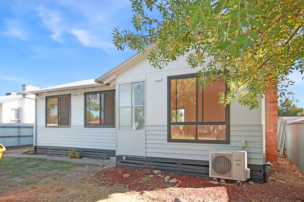 Charming Three-Bedroom Home Close to Benalla CBD