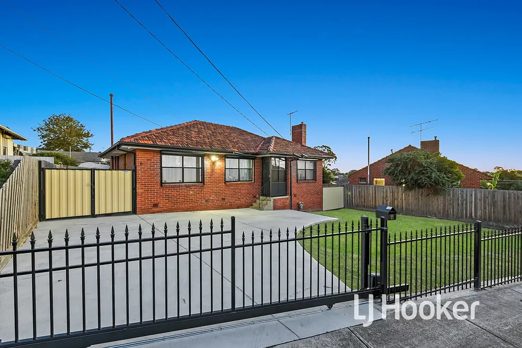 Doveton 3房 683平米优质土地 红砖黑窗 管道供暖 石英石台面 后院可创空间 靠近学校公园 Approved Plans and Permits - 3 Townhouses, each with 3 bedrooms!!!