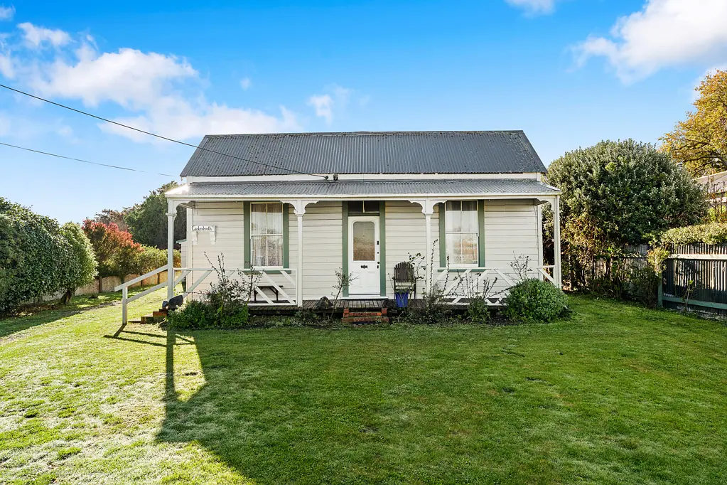 Martinborough 2 Bedroom Charming 2-Bedroom Cottage in Prime Martinborough Location