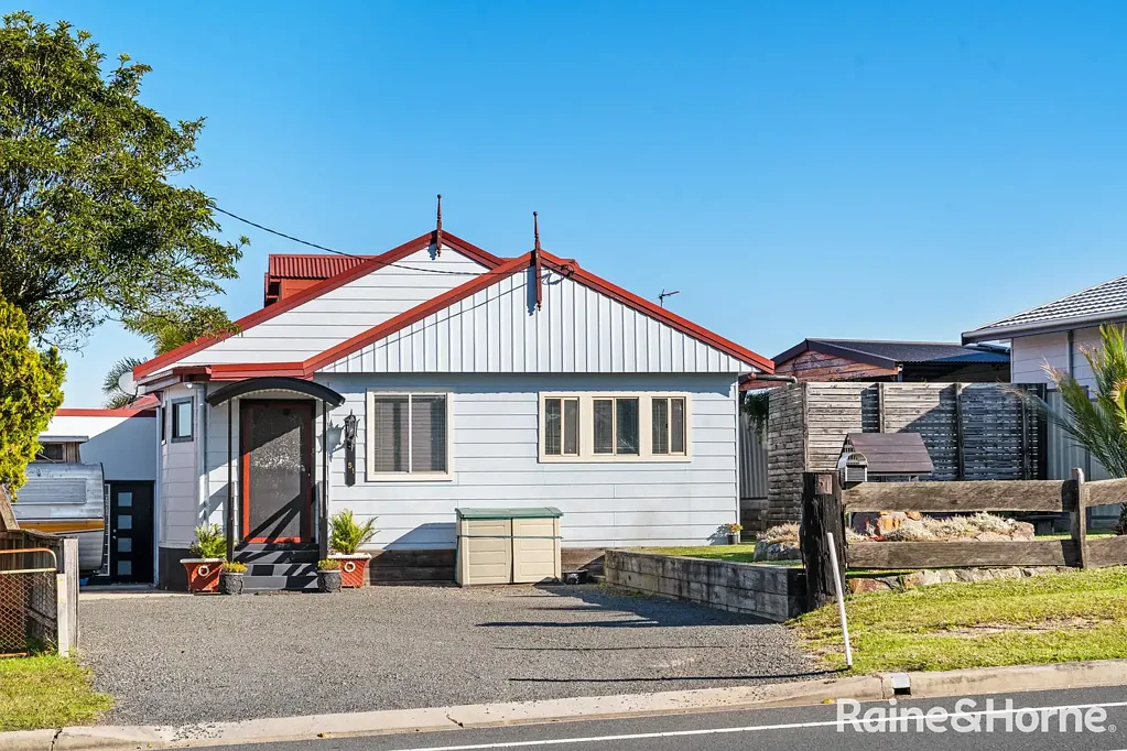Ulladulla 4 Bedroom Character, Space & Development Potential by the Coast