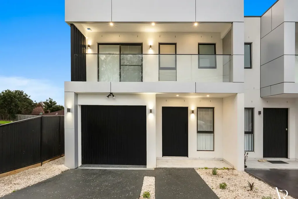 Chester Hill 4कमरा Modern Duplex Within Sefton High School Zone