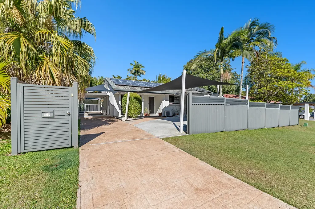 Ashmore 3Zimmer North Facing Family Home with Heated Pool, Cubby House & Complete Privacy
