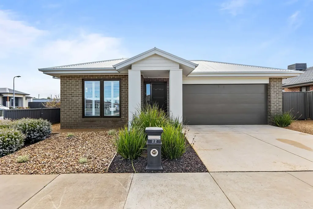 Lucas 4Zimmer Stylish, Low-Maintenance Living with Impressive Solar in the Heart of Lucas