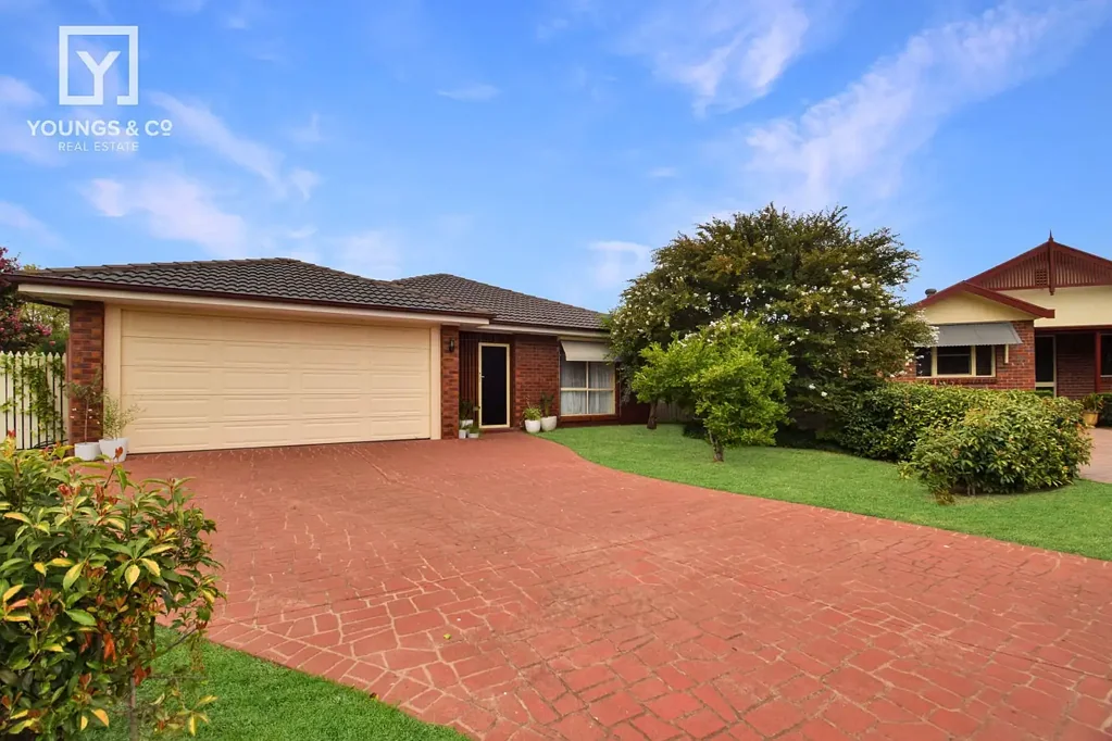 WELL PRESENTED HOME IN A LOVELY COURT LOCATION