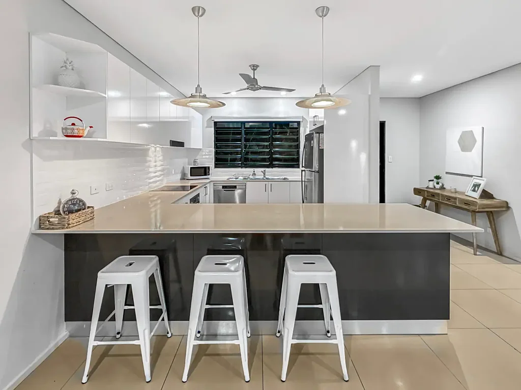 FURNISHED EXECUTIVE TOWNHOUSE | EXPANSIVE NIGHTCLIFF LIVING