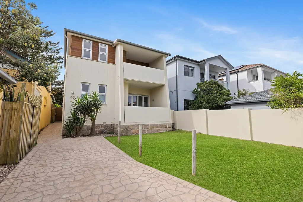 Stunning 5 Bedroom Beach House With Parking For Up to 3 Cars