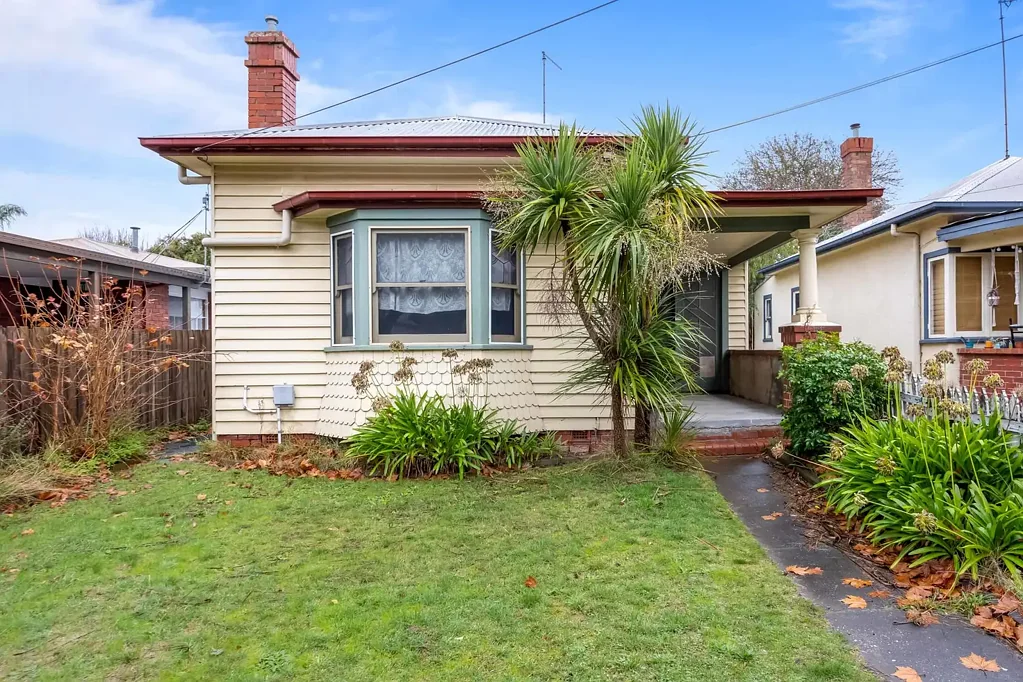 Ballarat Central 3ห้องนอน A Stunning Californian Bungalow in a Tree-Lined Street