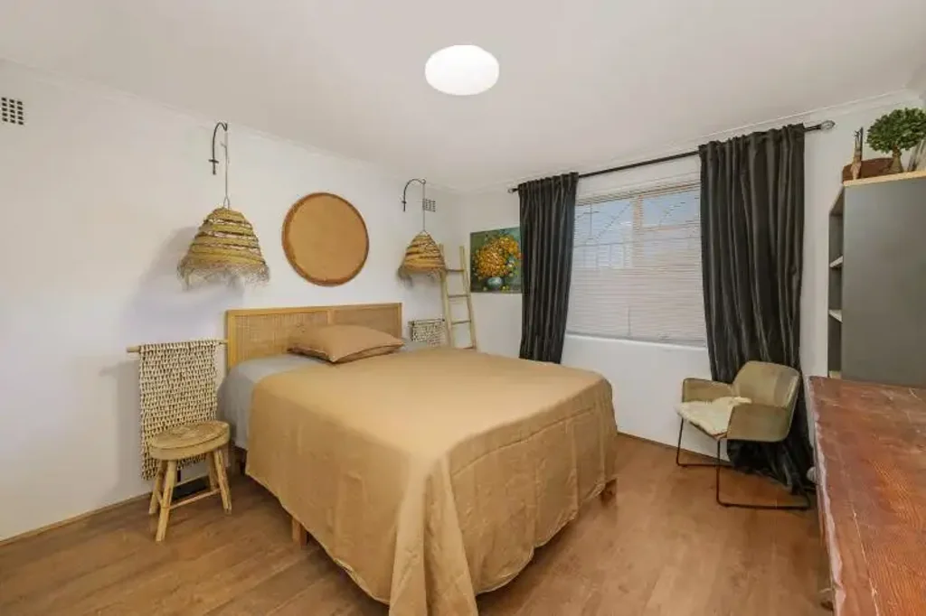 Stylish Fully Furnished 2-Bed unit Near the Shops and Beaches