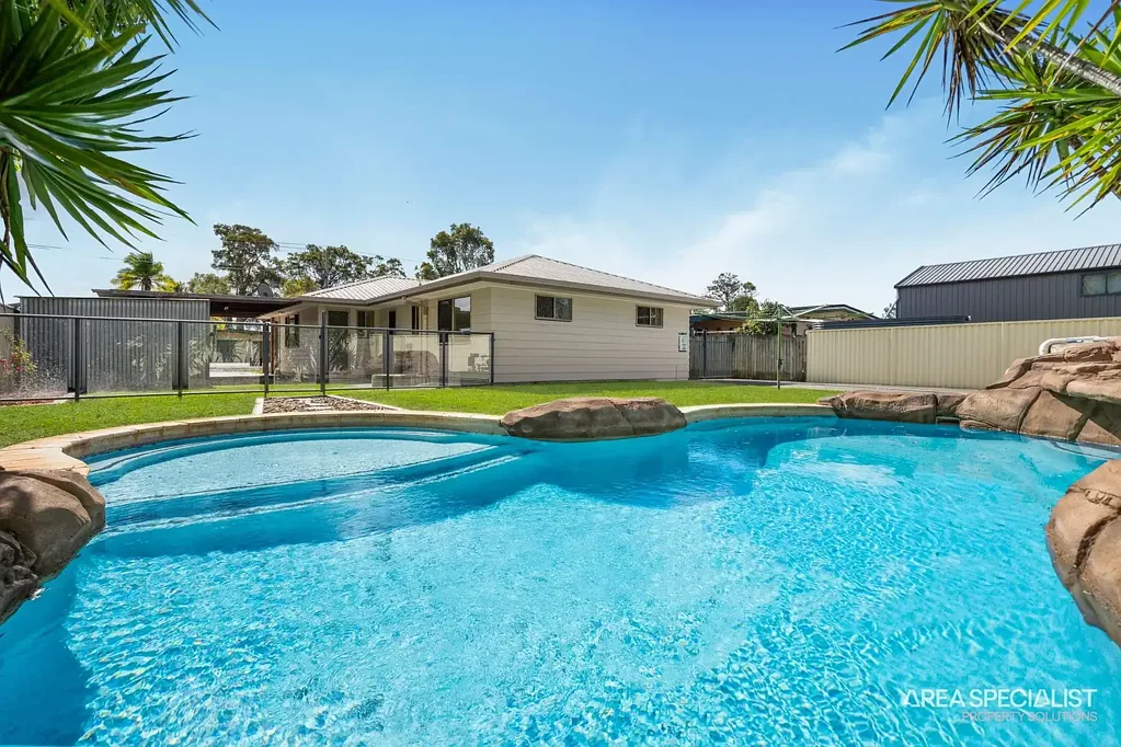 Jacobs Well 3房  Pool, Side Access & Plenty of Potential on 607m²