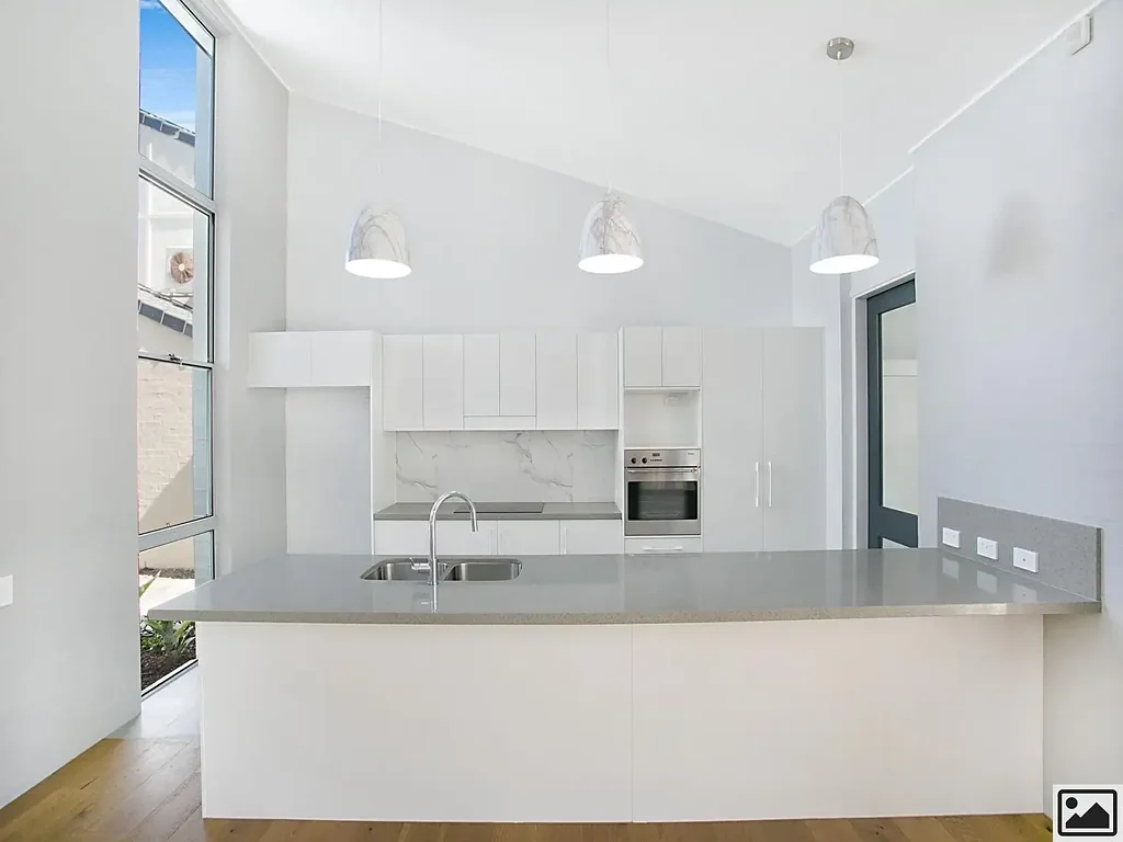 Beautiful Modern Home Minutes to the Beach