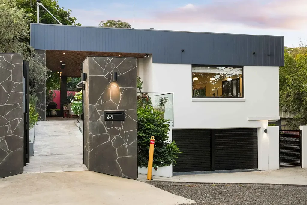 Hamilton 4 Slaapkamer Contemporary Luxury in one of Hamilton's Finest Street's