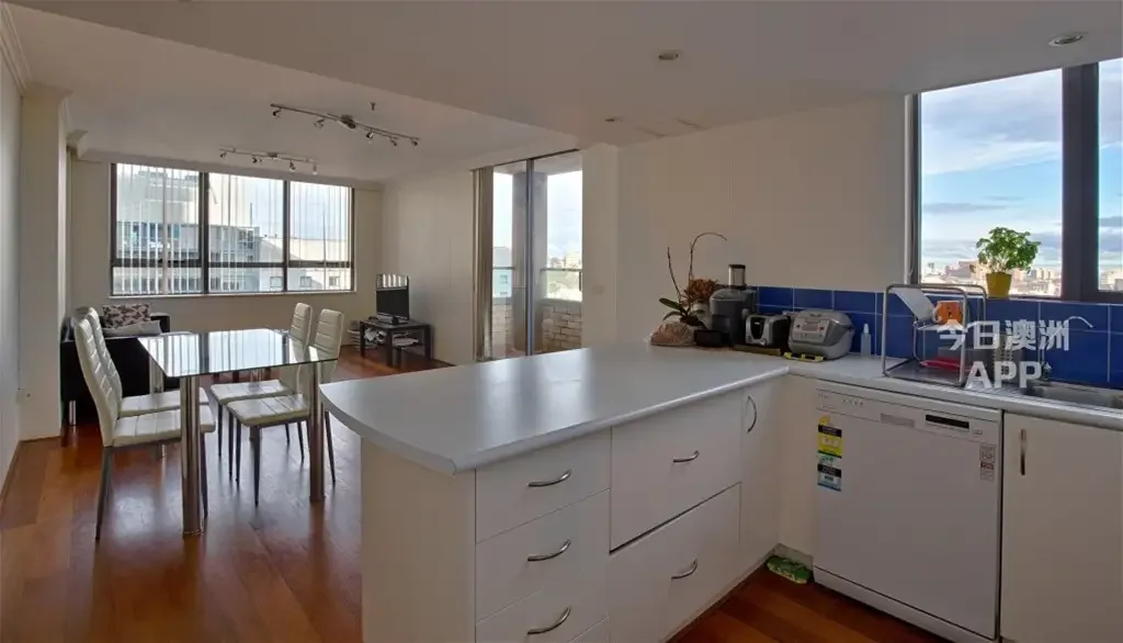 Modern and spacious apartment located in the heart of the Sydney CBD