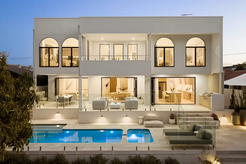 Broadbeach Waters 5બેડરૂમ Grand Scale, Graceful and Near New North-to-Water Luxury