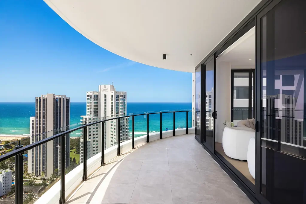 Broadbeach 3침실 Elevated Coastal Living in the Heart of Broadbeach