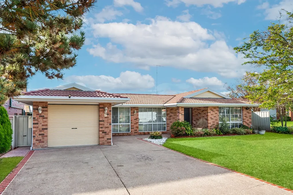 Claremont Meadows 4房 Claremont Meadows宁静街 628.8sqm宽地 现代舒适设计 无缝室内外生活 优质装修 高端户外娱乐区 零电费太阳能 主卧步入式更衣室 Elegant family home with a private garden set in a cul-de-sac on a 628.8sqm parcel