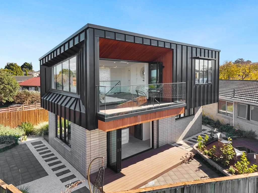 Bucklands Beach 5房 一次入手，两处住宅｜Macleans校网，622㎡全幅地，住家＋投资两不误 Dual Living Excellence in Macleans Zones