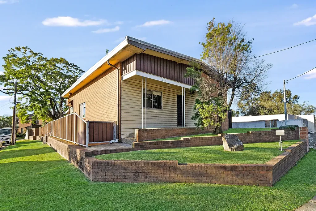 Bankstown 3ห้องนอน Corner Position With Side Access & Granny Flat Potential
