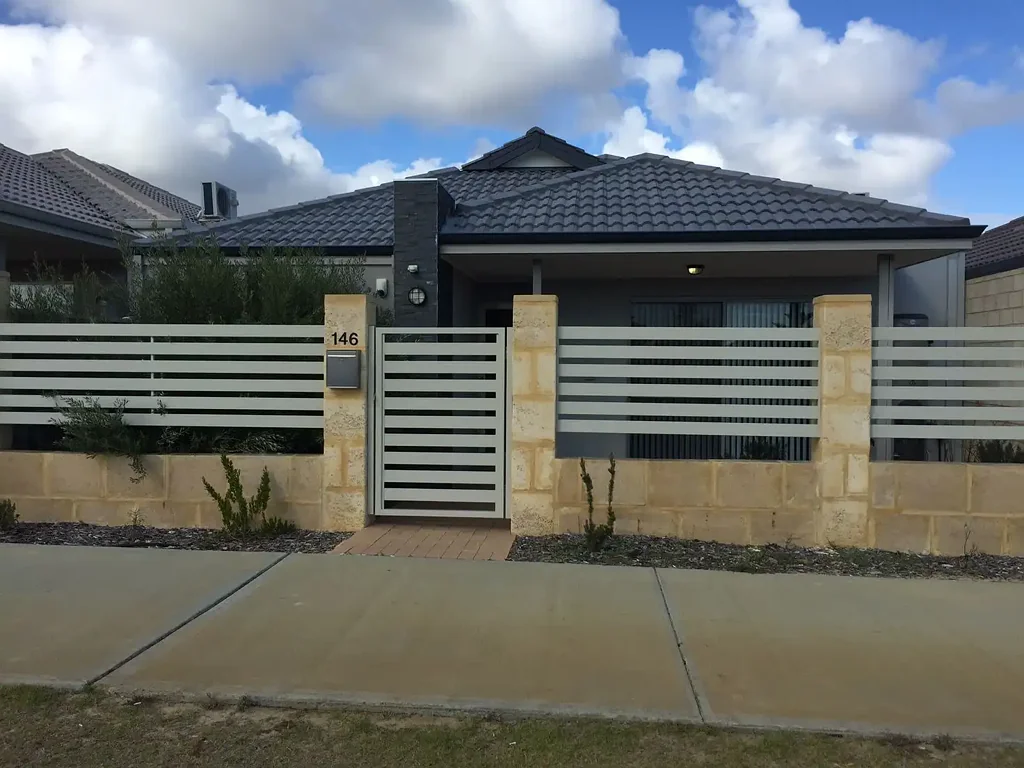 FANTASTIC 3X2 PROPERTY WITH COMMUNAL POOL!