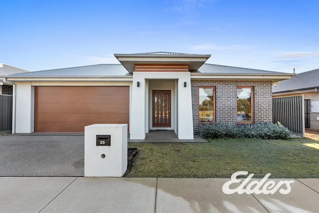Yarrawonga 4ਬੈੱਡਰੂਮ Custom-Built Elegance in Prestigious Silverwoods Estate
