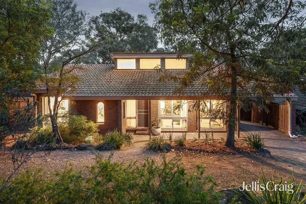 Eltham 3房 宁静角落住宅 996平米宽地 原生花园环绕 Church式天花板 自然光充沛 设备齐全厨房 遮盖露台 主卧带独卫步入式衣帽间 燃气冷暖俱全 成熟花园单车库 Peaceful Family Sanctuary with Cathedral Ceilings and Leafy Surrounds