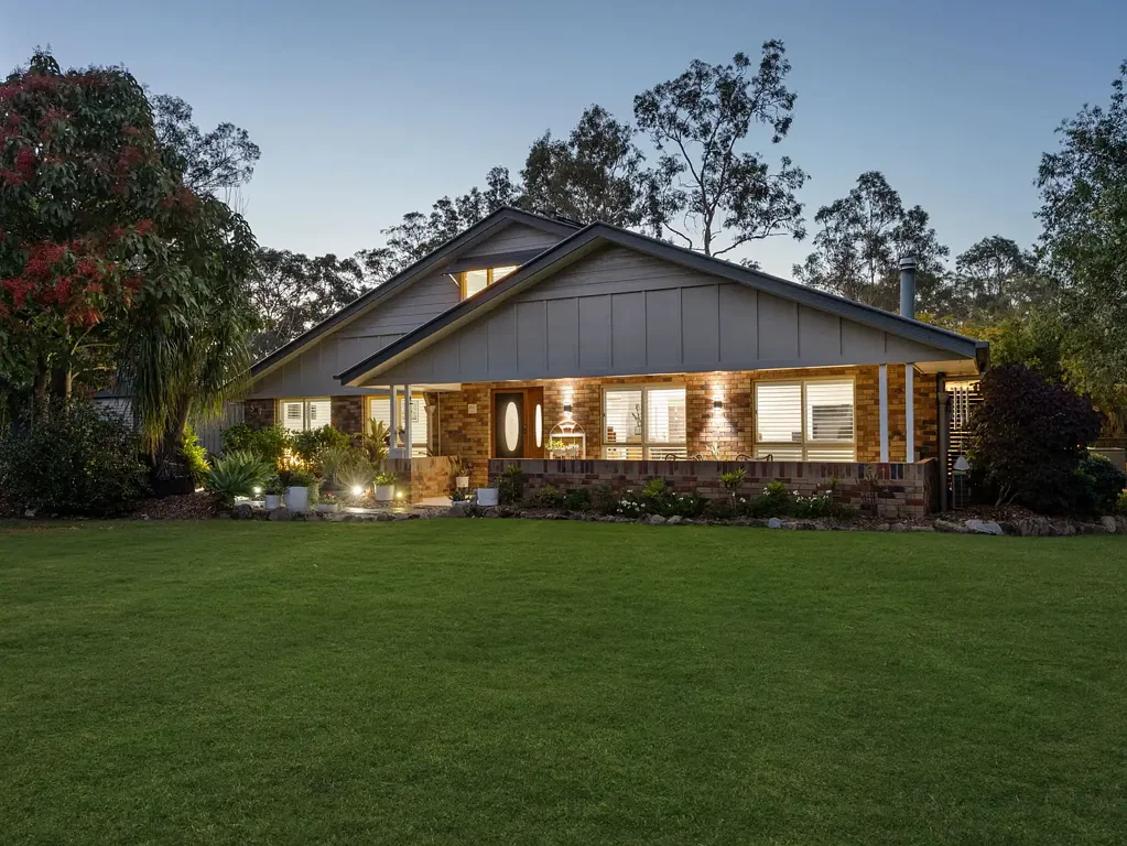 Greenbank 5房 一英亩宁静绿意 五卧灵活布局 现代厨餐一体 户外多重休闲 太阳能双车库 Available for the first time in 20+ years! 🍃