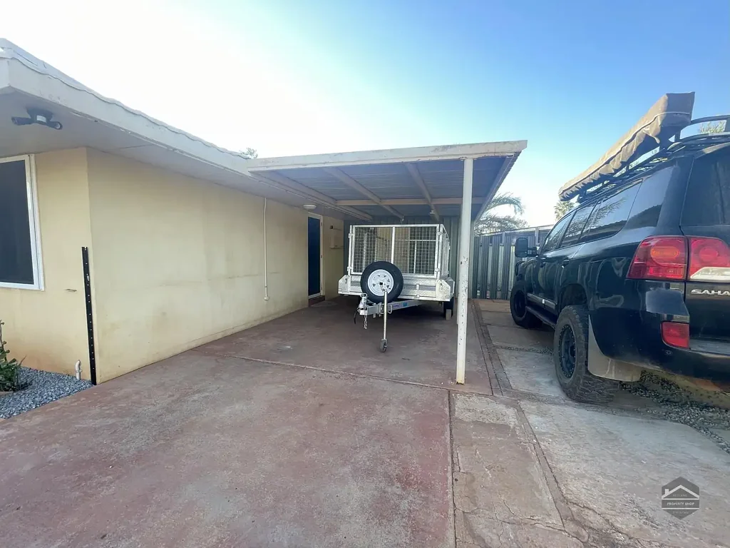 4x1 Family Home, With A Pool!