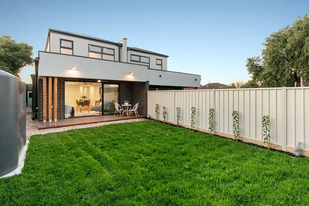 2/9 Corrigan Avenue, Brooklyn, VIC 3012