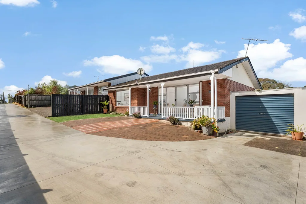 New Lynn 2ਬੈੱਡਰੂਮ Brick & Tile, Freehold, Garage & Ample Parking!