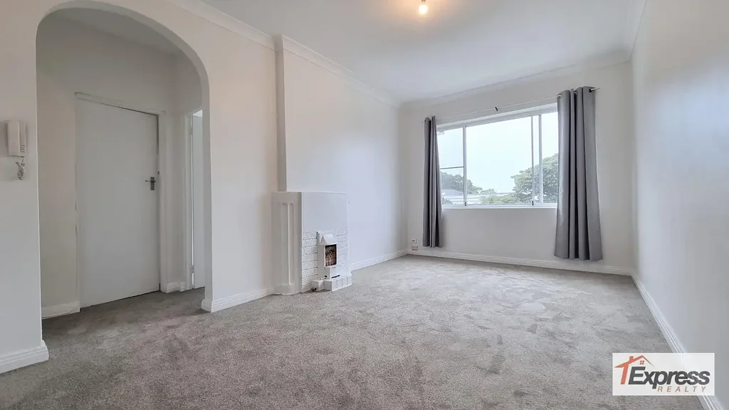 BRIGHT TWO BEDROOM ART DECO APARTMENT IN A GREAT BONDI JUNCTION LOCATION.