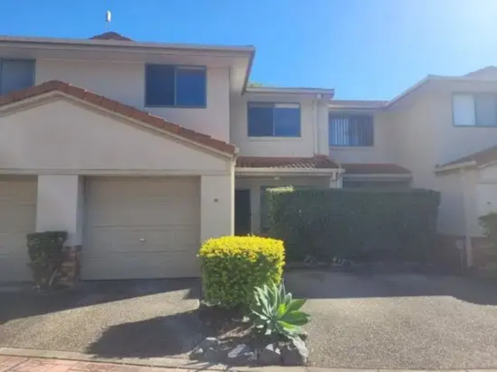 Spacious Central Location Varsity Townhouse - Across Road from Primary College & Aldi!