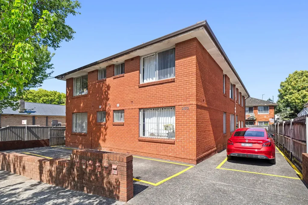 Marrickville 10房 483sqm转角地块 双街面通道 6套全租出公寓 强劲持有收入 未来增值潜力 共用后院 现场停车位 优越Marrickville位置 Entire Block of 6 Apartments