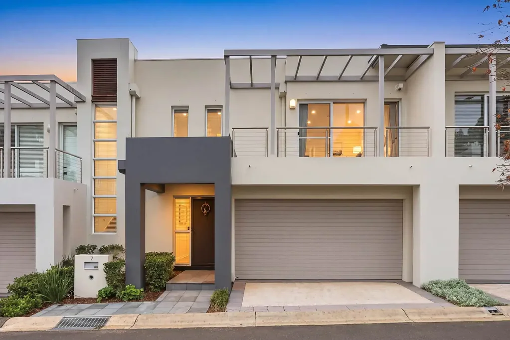 Bella Vista 3房 黄金地段的现代低维护生活 Modern Low-Maintenance Living in Prime Location