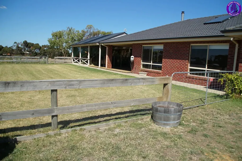 Charlemont 4 Slaapkamer SIGNIFICANT LANDHOLDING WITH CLEAR DEVELOPMENT LOGIC IN AN ESTABLISHED GROWTH FRONT