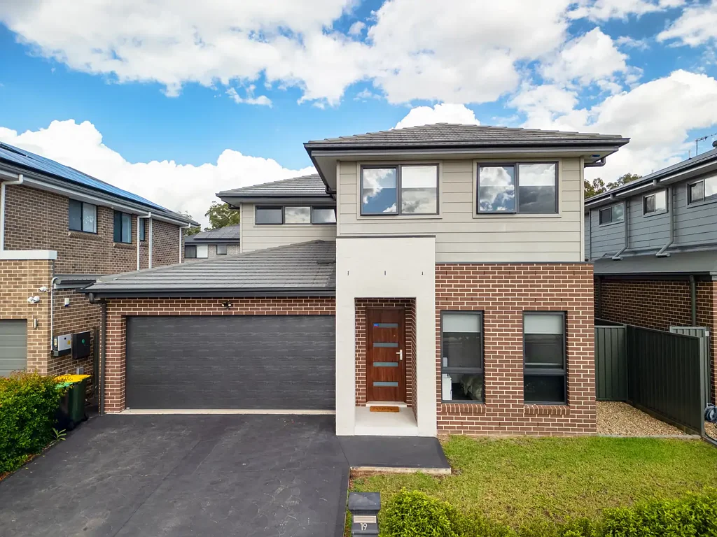 Marsden Park 5房 定制住宅宽敞  五卧带步入式衣帽间  主卧带私浴  现代厨房电器齐全  开放式客餐区  独立客厅娱乐  阳光庭院露台  覆盖户外用餐  上层客厅通阳台  三现代浴室  全屋储物充足  对讲机安防系统  双车库带内部通道  学区房近学校公交  步行至Woolworths  近购物村火车站 Impressive Family Home with Expansive Living Spaces!