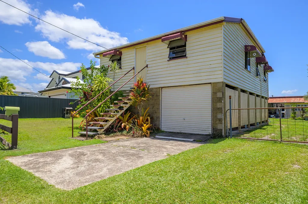 Tin Can Bay 4chambre Renovator’s Delight with Coastal Charm – Prime Tin Can Bay Location!