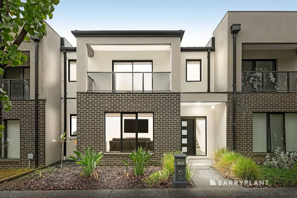 South Morang 3房 低维护住宅 时尚装修 三卧主套房 精美厨房 中央冷暖 NBN连接 双车库 湖区便利 Modern Comfort and Convenience in a Prime Lifestyle Setting – No Body Corporate