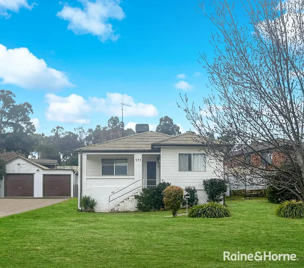 Young 3 Bedroom SOLID HOME ON WILLIAM STREET!
