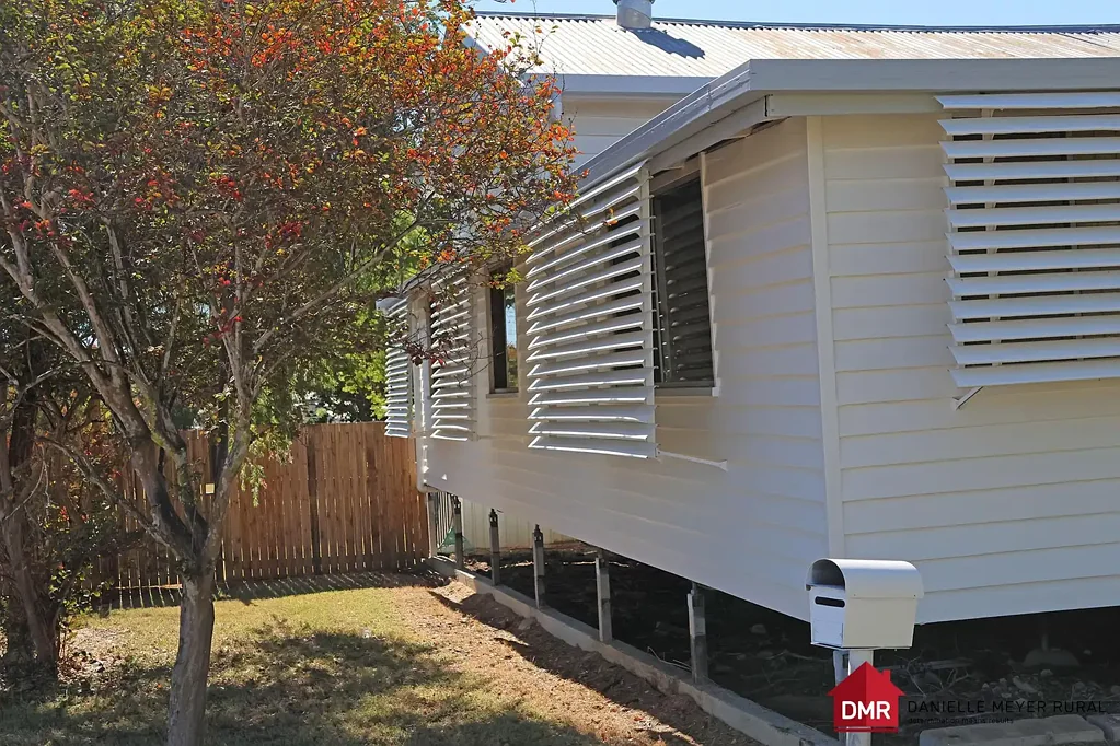 Mundubbera 4房  FAMILY HOME ON A FENCED HUGE 1,927SQM BLOCK!