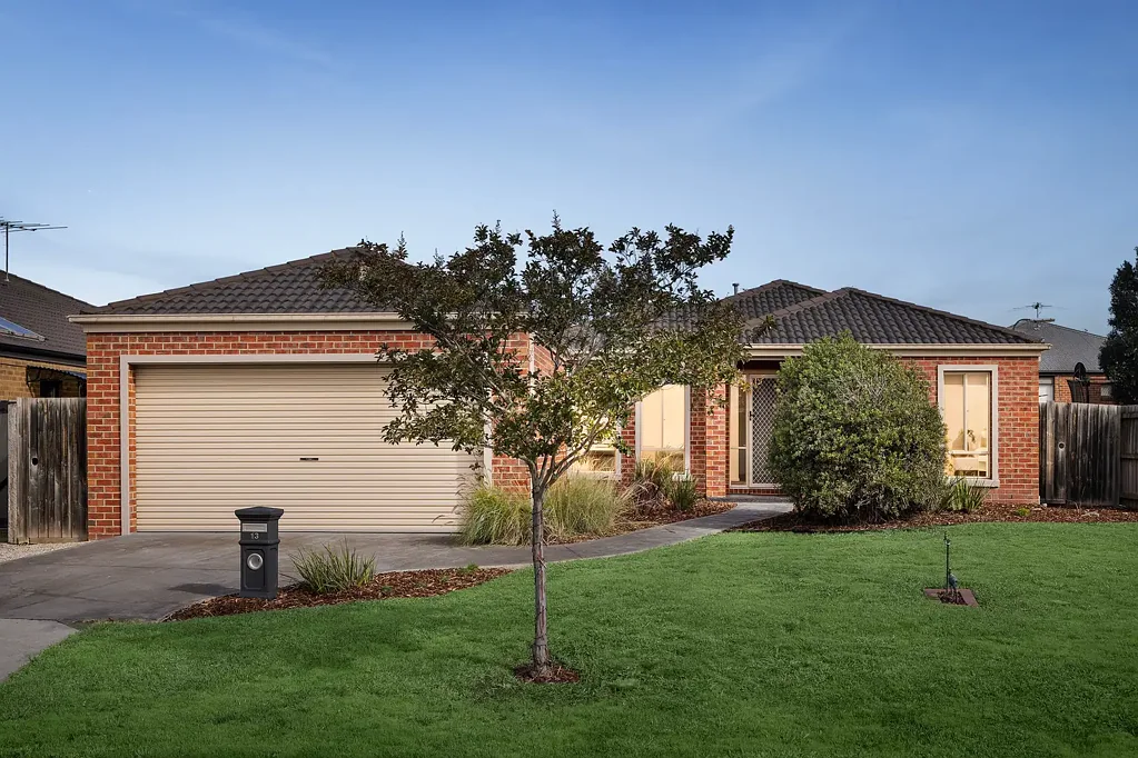 Sunbury 4房 Ashfield Estate黄金位置 四卧宽敞布局 现代厨房燃气烹饪 便捷步行生活 双车库管道供暖 Boasting Lifestyle and Location