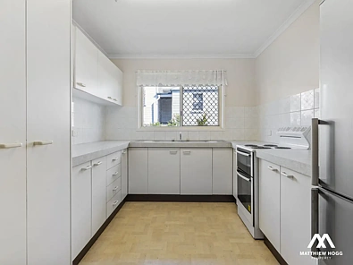 Wynnum 3房 Manly学区砖房 3卧带围栏后院 步行便利设施 坚固基础待焕新 Solid Lowset Brick Home in the Bayside