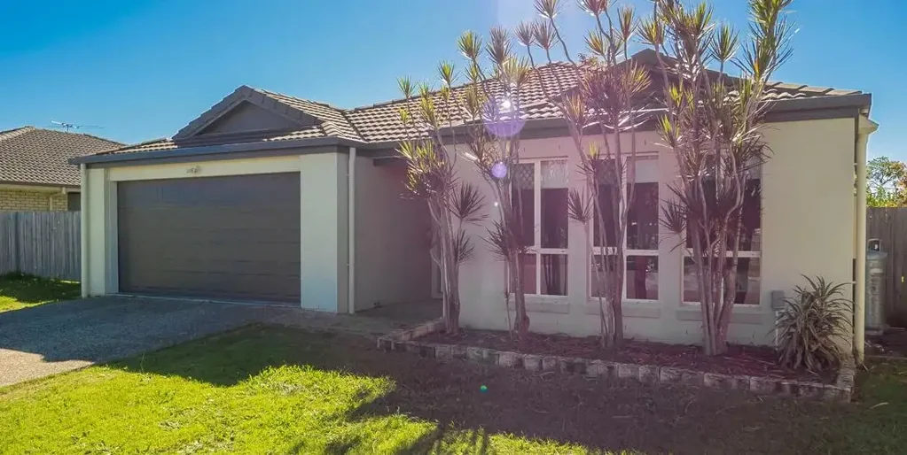 MODERN HOME IN ALBANY CREEK