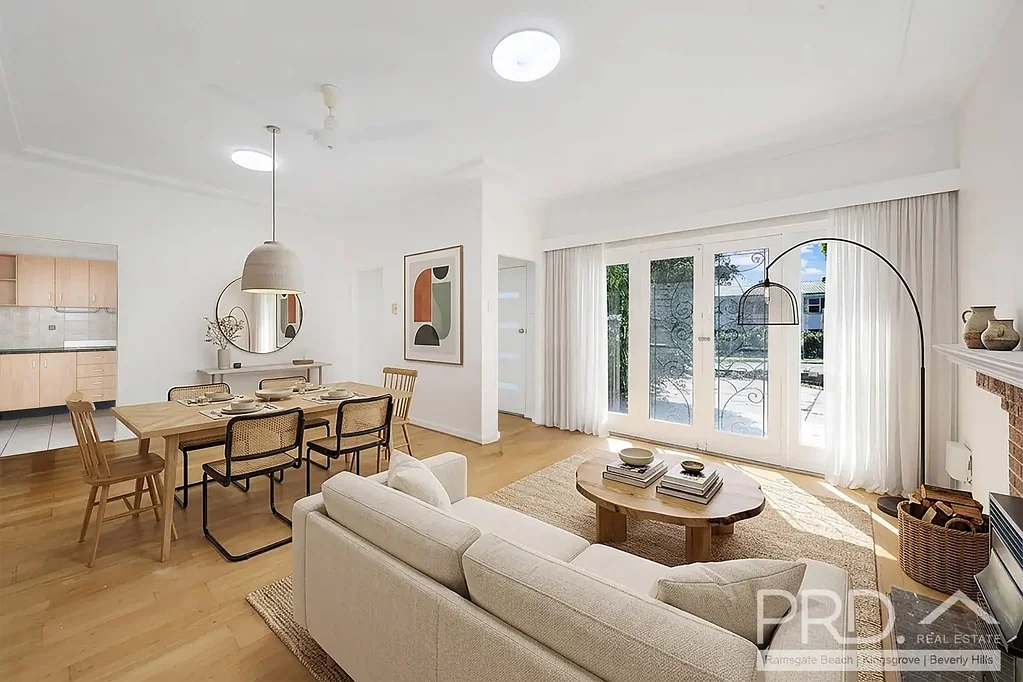 Kingsgrove 5બેડરૂમ ATTENTION INVESTORS - FULL-BRICK HOME + TWO-BEDROOM GRANNY FLAT COMBINED RENTAL INCOME OF $1,275 PER WEEK